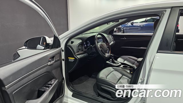 Hyundai AVANTE 2017 — photo 10