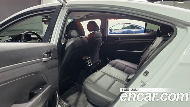 Hyundai AVANTE 2017 — photo 11