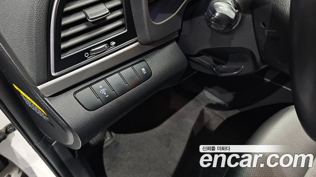 Hyundai AVANTE 2017 — photo 19