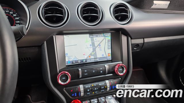 Ford Mustang 2022 — photo 19