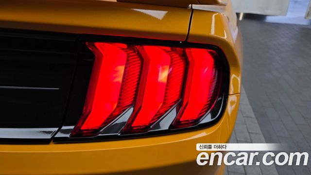 Ford Mustang 2022 — photo 9