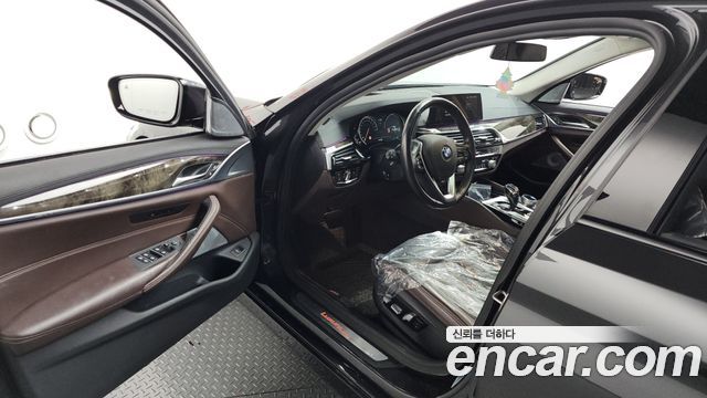 BMW 5-Series 2018 — photo 10
