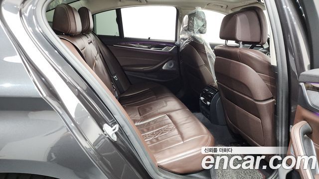 BMW 5-Series 2018 — photo 11