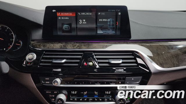 BMW 5-Series 2018 — photo 12