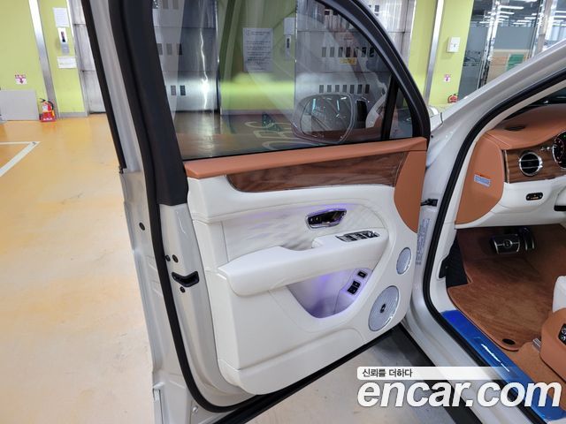 Bentley Bentayga 2026 — photo 9