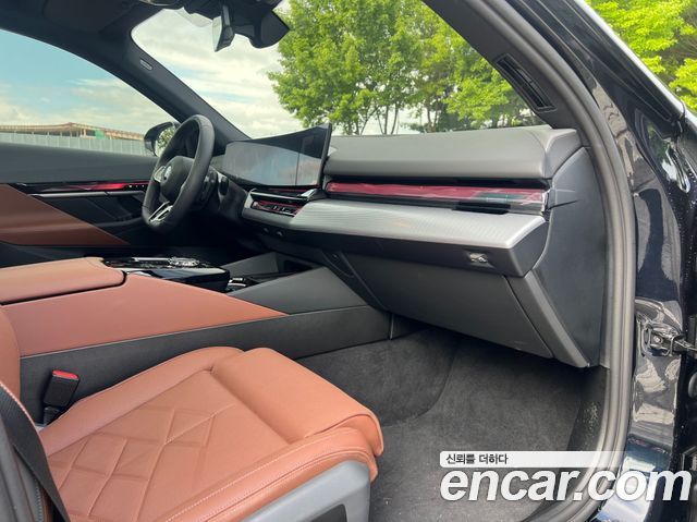 BMW 5-Series 2025 — photo 10