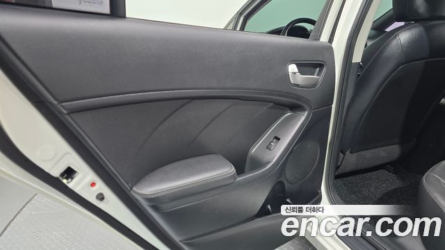 Kia K3 2016 — photo 15