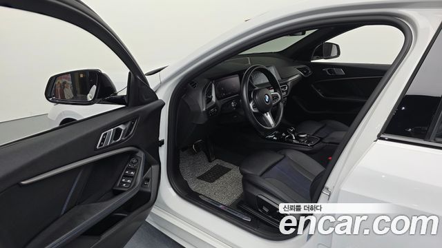 BMW 1-Series 2023 — photo 13