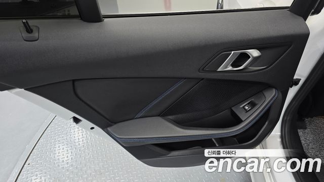 BMW 1-Series 2023 — photo 15