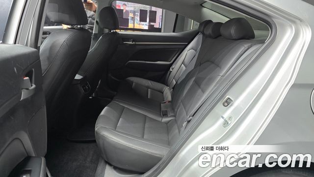 Hyundai AVANTE 2016 — photo 12