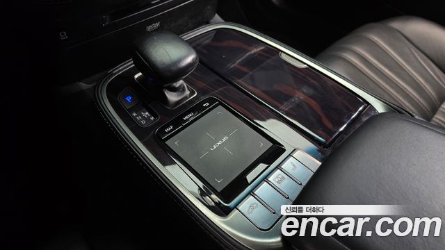 Lexus LS 2018 — photo 9