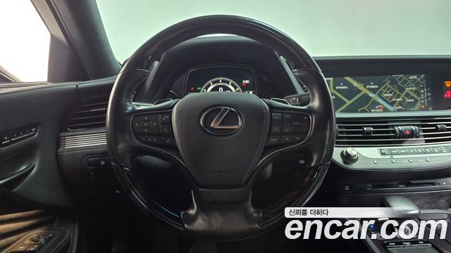 Lexus LS 2018 — photo 13