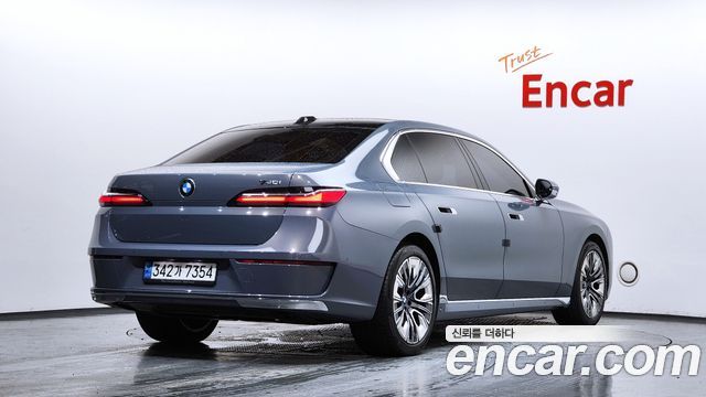 BMW 7-Series 2023 — photo 2