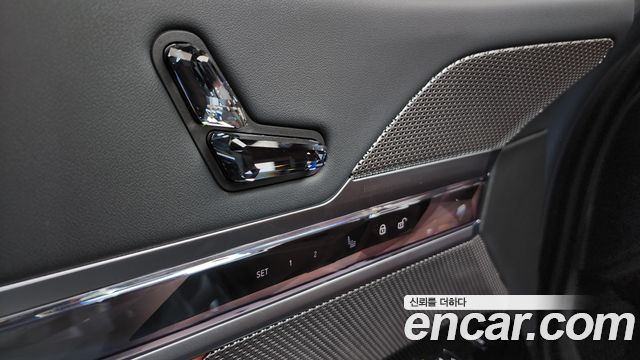 BMW 7-Series 2023 — photo 28