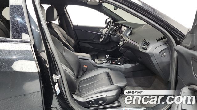 BMW 1-Series 2022 — photo 11