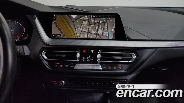 BMW 1-Series 2022 — photo 13