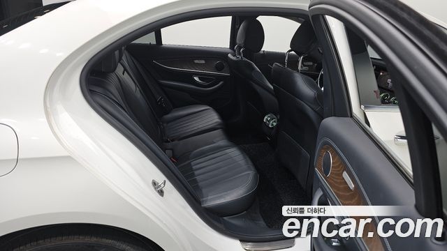 Mercedes-Benz E-Class 2020 — photo 17