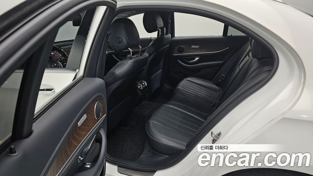 Mercedes-Benz E-Class 2020 — photo 18
