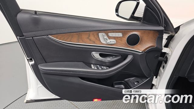Mercedes-Benz E-Class 2020 — photo 14