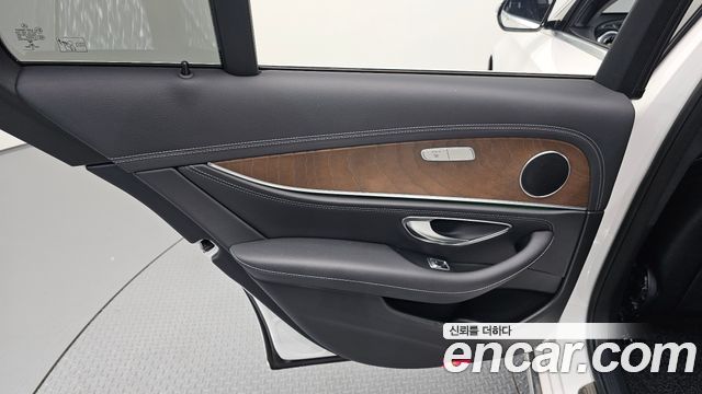 Mercedes-Benz E-Class 2020 — photo 15