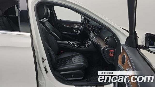 Mercedes-Benz E-Class 2020 — photo 16