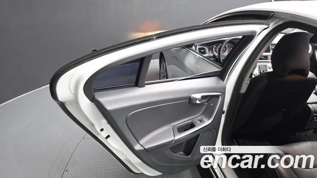 Volvo S60 2017 — photo 15