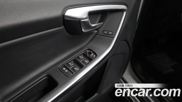 Volvo S60 2017 — photo 28