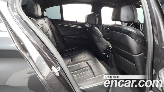 BMW 5-Series 2017 — photo 17