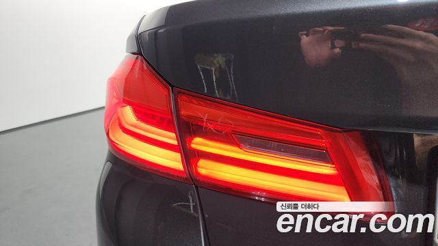 BMW 5-Series 2017 — photo 9