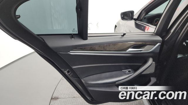 BMW 5-Series 2017 — photo 15