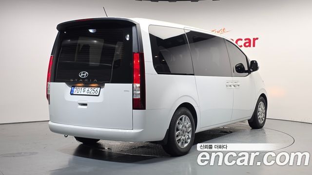 Hyundai Staria 2025 — photo 2