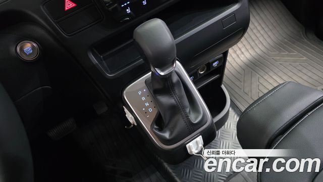 Hyundai Staria 2025 — photo 9