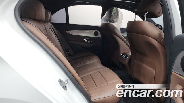 Mercedes-Benz E-Class 2019 — photo 11
