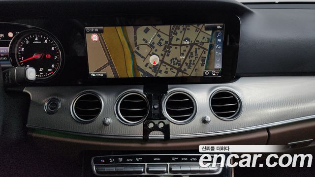 Mercedes-Benz E-Class 2019 — photo 12