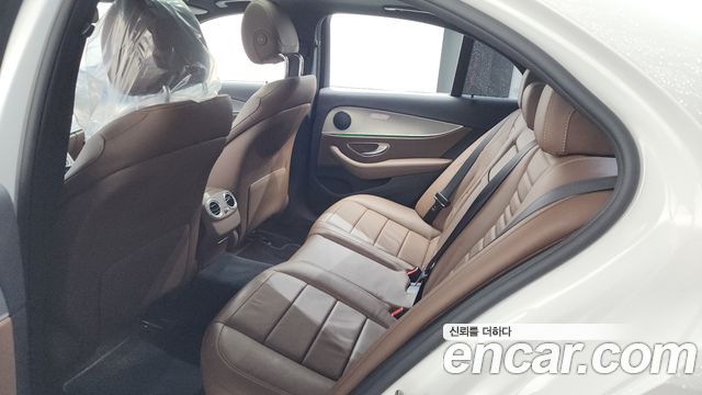 Mercedes-Benz E-Class 2019 — photo 20