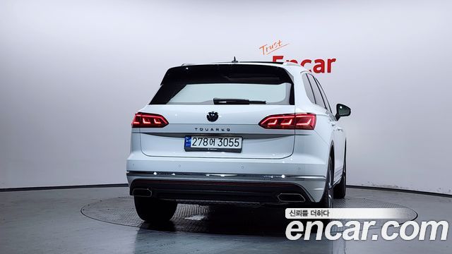 Volkswagen Touareg 2023 — photo 4