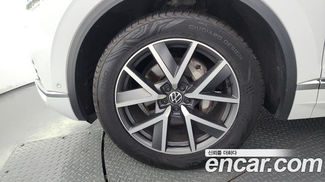 Volkswagen Touareg 2023 — photo 5