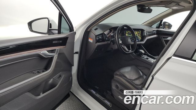 Volkswagen Touareg 2023 — photo 13