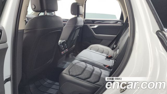 Volkswagen Touareg 2023 — photo 17
