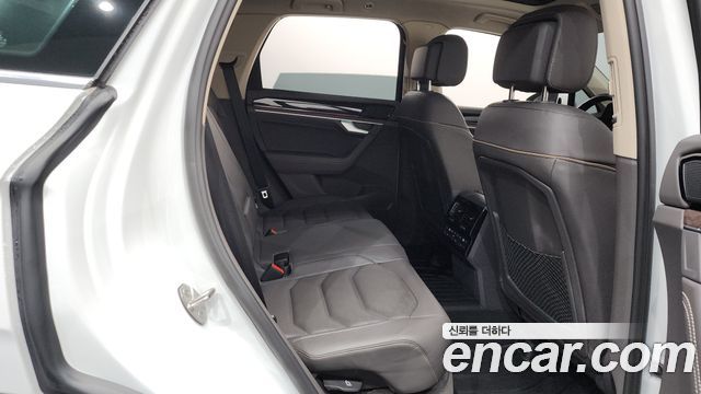 Volkswagen Touareg 2023 — photo 18