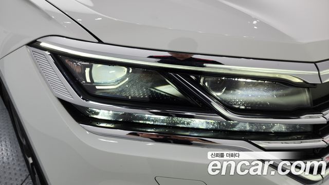 Volkswagen Touareg 2023 — photo 8
