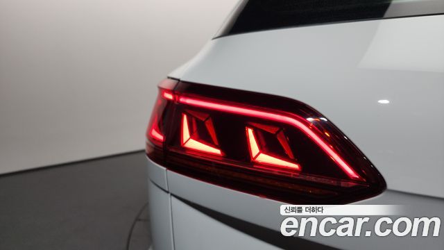 Volkswagen Touareg 2023 — photo 9
