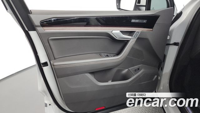 Volkswagen Touareg 2023 — photo 14