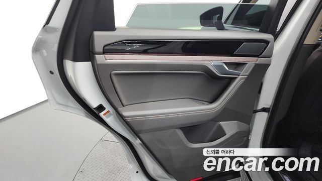 Volkswagen Touareg 2023 — photo 15