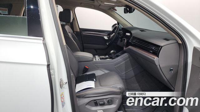 Volkswagen Touareg 2023 — photo 16