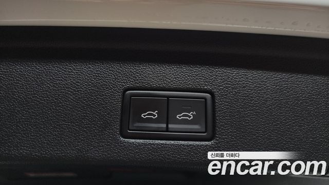 Volkswagen Touareg 2023 — photo 27