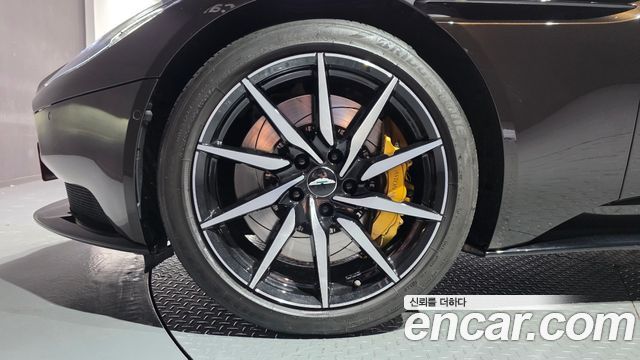 Aston Martin DB11 2020 — photo 5