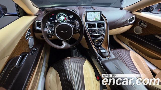 Aston Martin DB11 2020 — photo 17