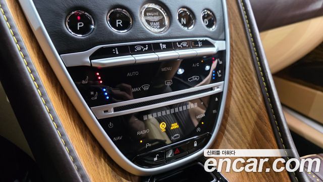 Aston Martin DB11 2020 — photo 19
