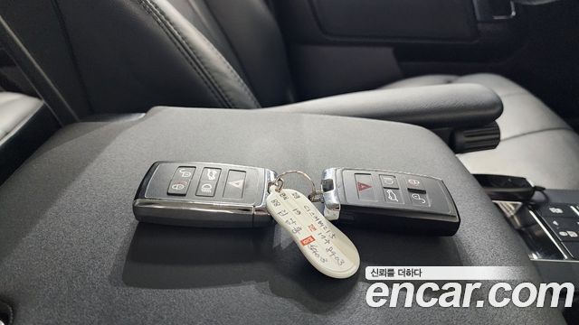 Land Rover Discovery 2019 — photo 24